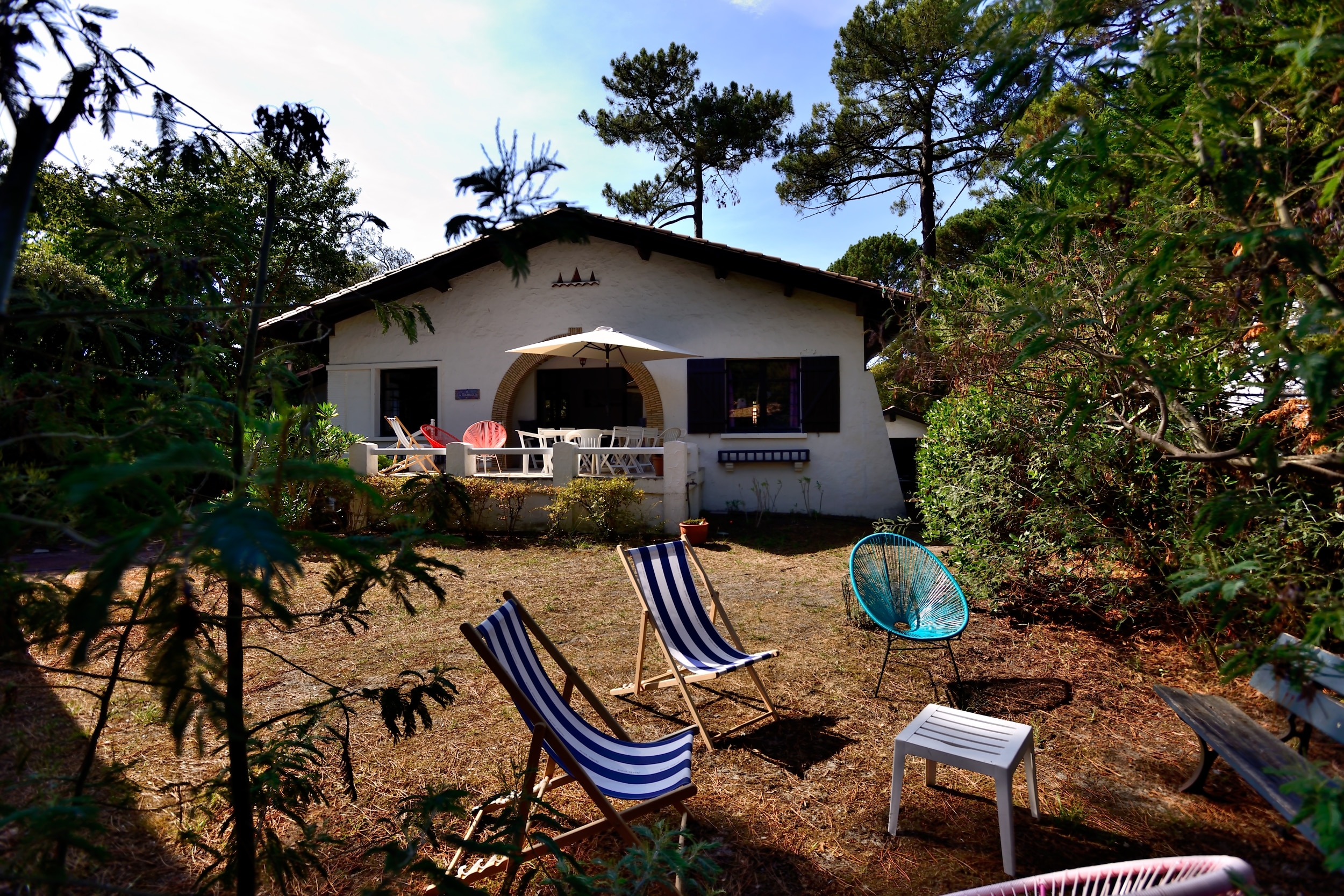 Vue de la façade de la Villa la Garrigue au Pyla, du jardin et du salon de jardin