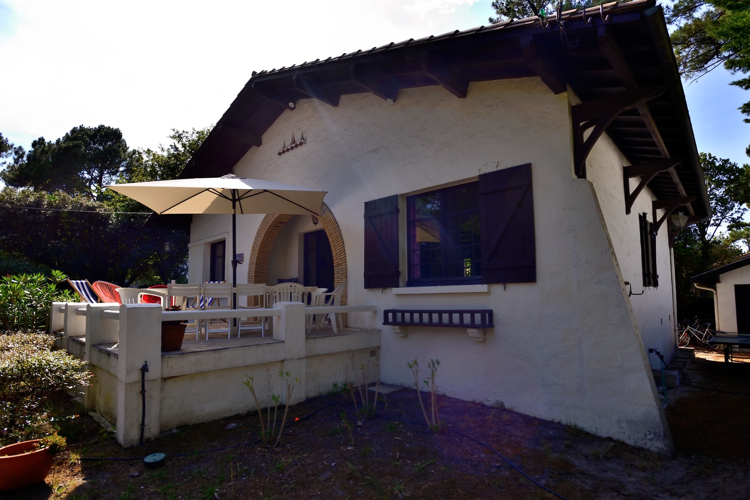 Vue de la façade de la Villa la Garrigue au Pyla et de la terrasse