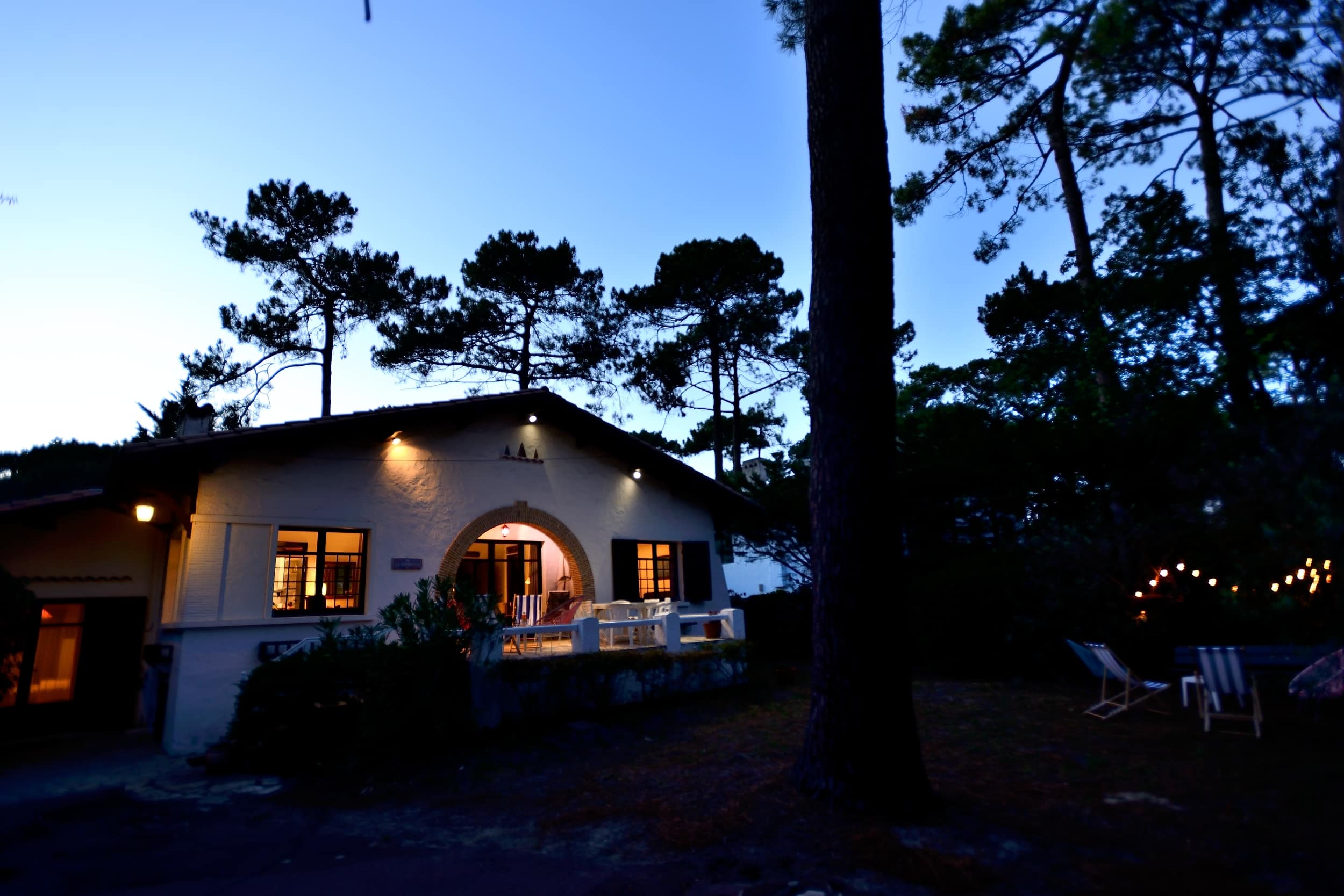 Vue au coucher de soleil de la façade de la Villa la Garrigue au Pyla, de la chambre 4, du jardin et du salon de jardin