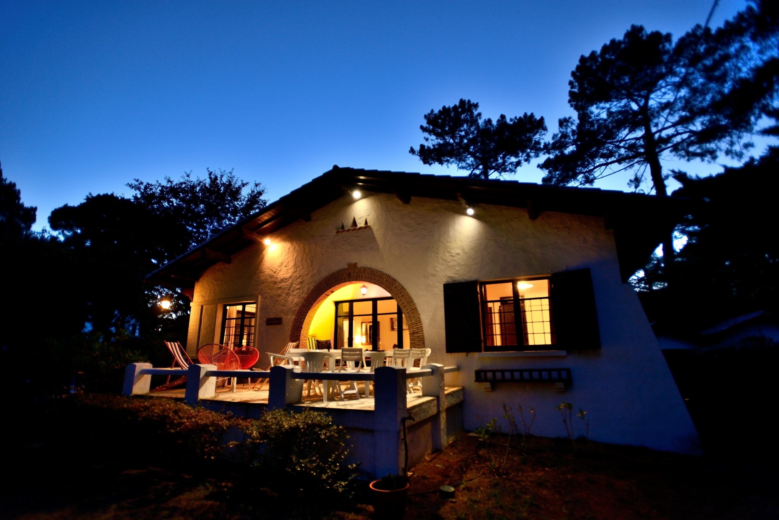 Vue au coucher de soleil de la façade de la Villa la Garrigue au Pyla