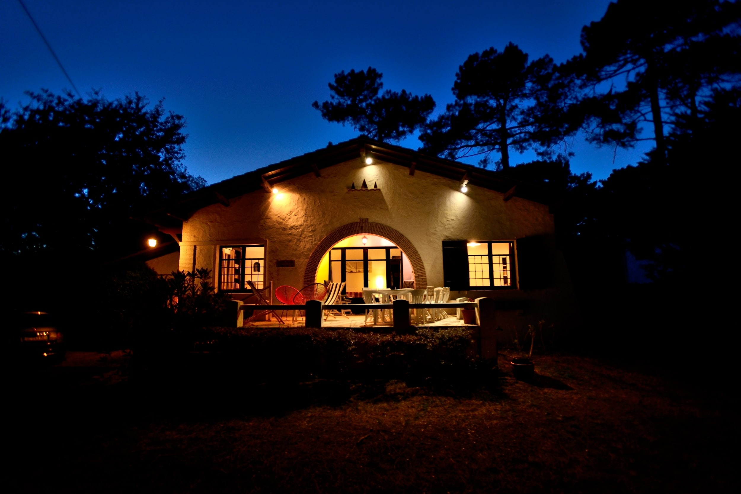 Vue au coucher de soleil de la façade de la Villa la Garrigue au Pyla et du jardin