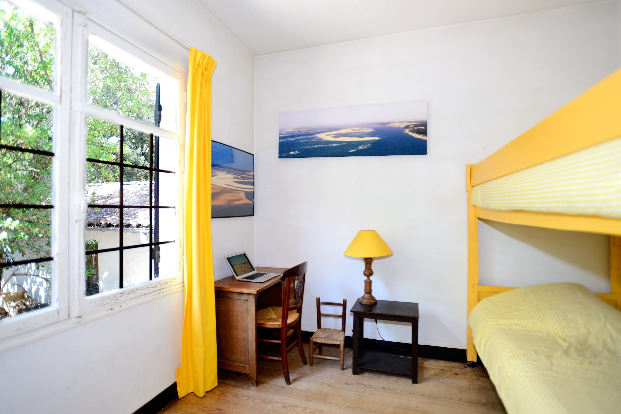 Dans la villa du Pyla, la chambre 3 à lits superposés avec vue au calme sur l'arrière de la villa