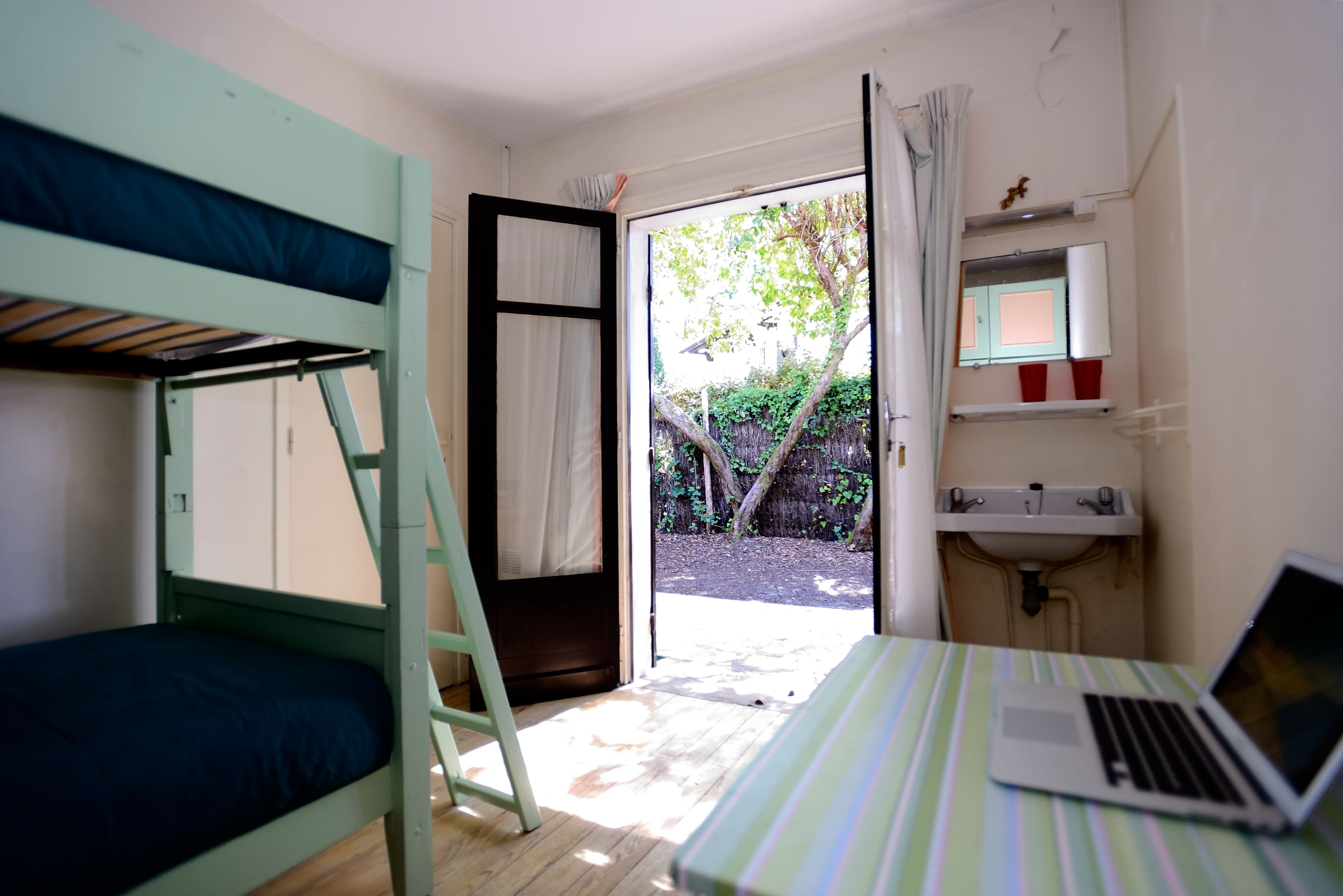 Dans la villa La Garrigue au Pyla, la chambre 5 à lits superposés, donnant sur le jardin