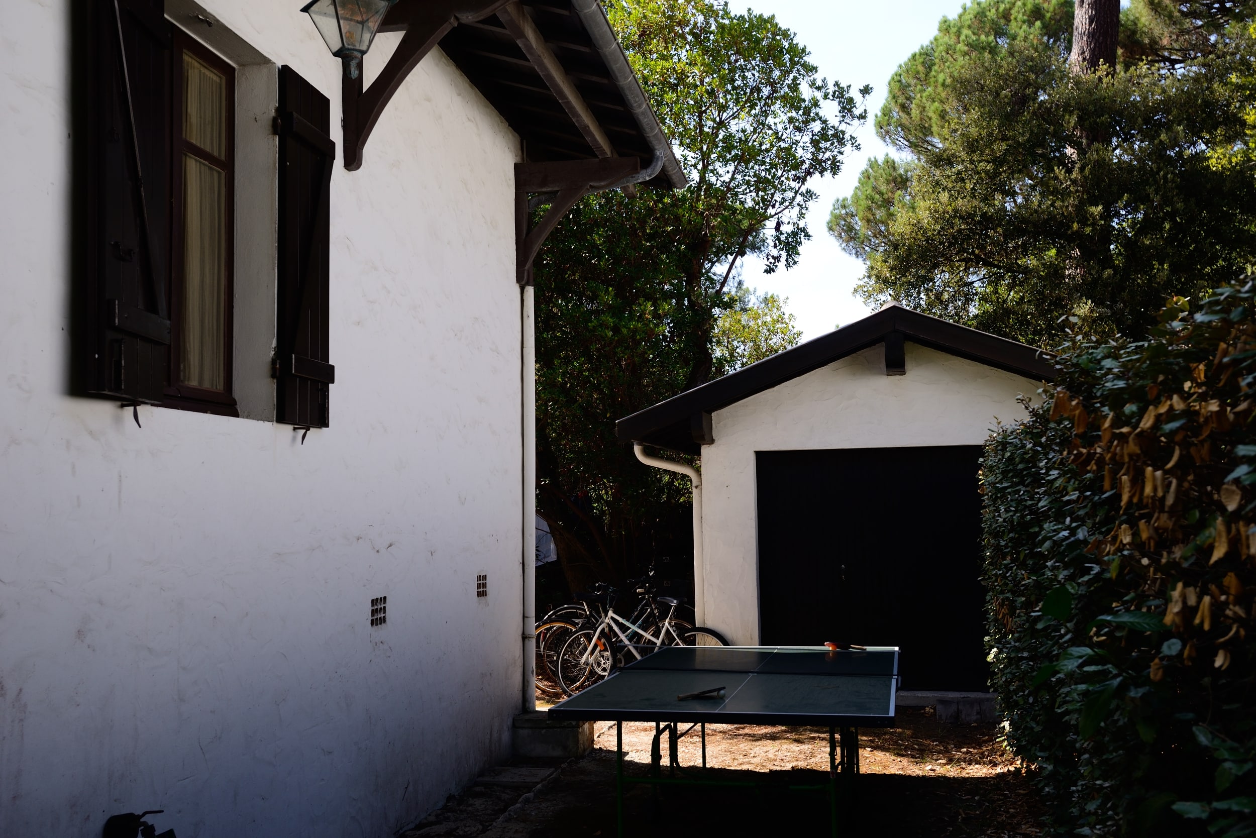 La table de ping pong située sur le coté de la villa