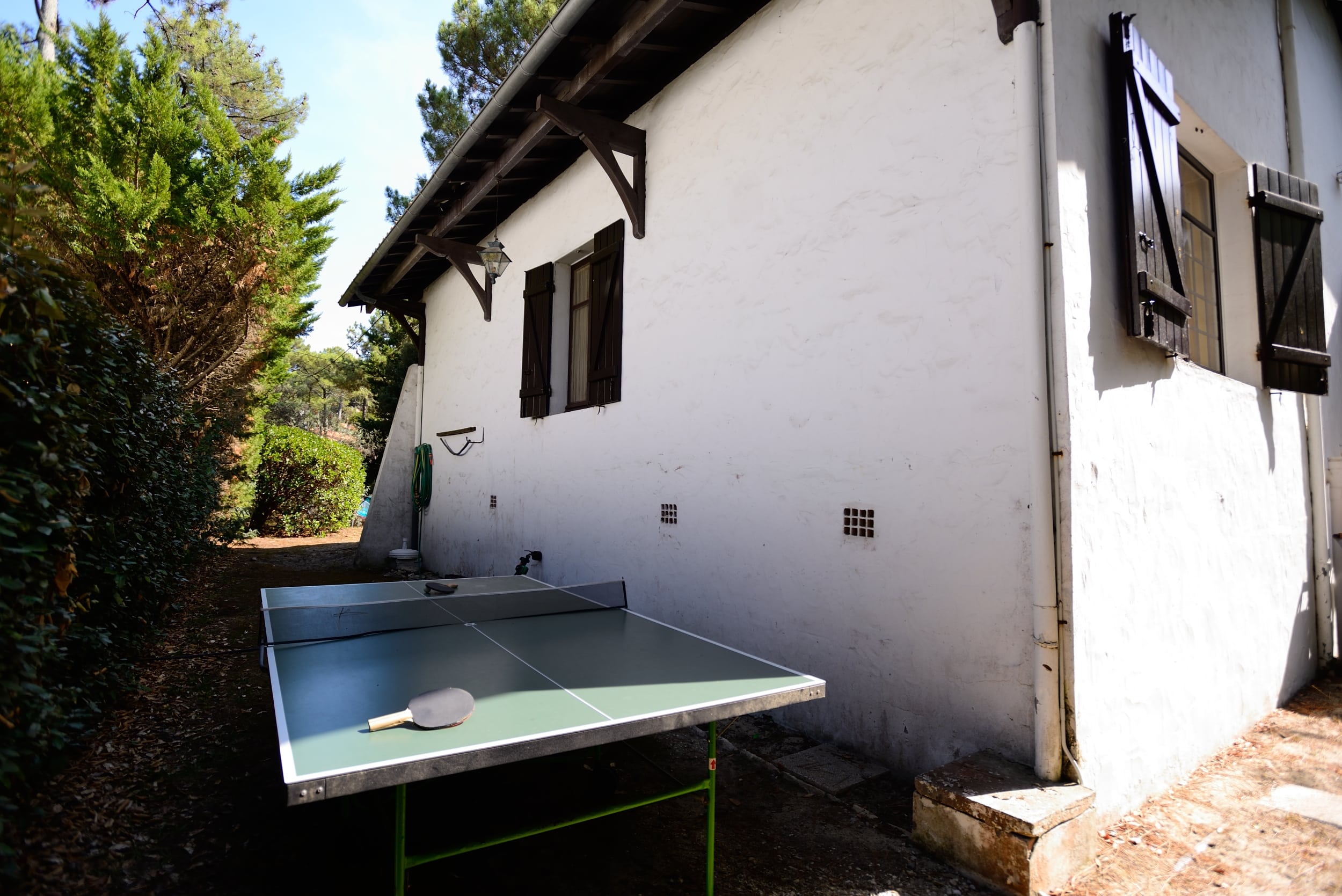 La table de ping pong située sur le coté de la villa