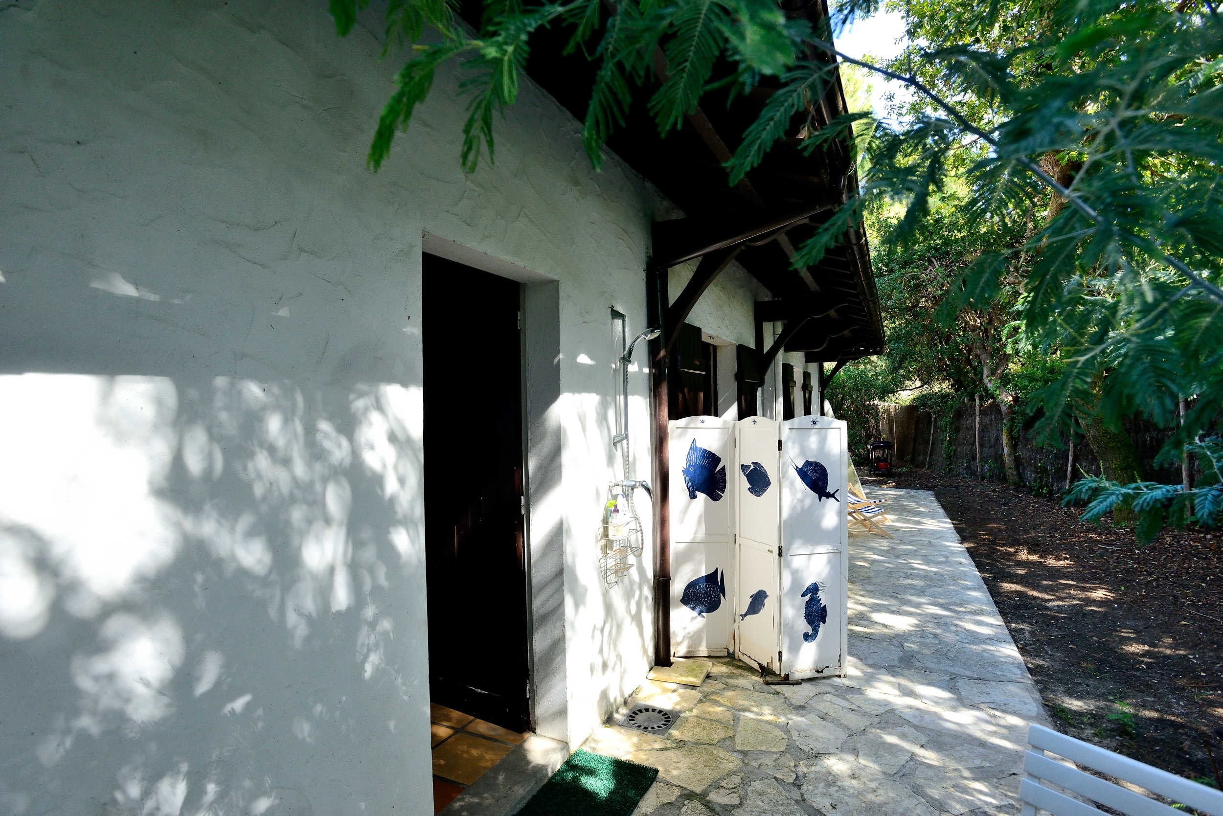 Dans la villa du Pyla, la douche extérieur et la chambre 6 donnant du jardin