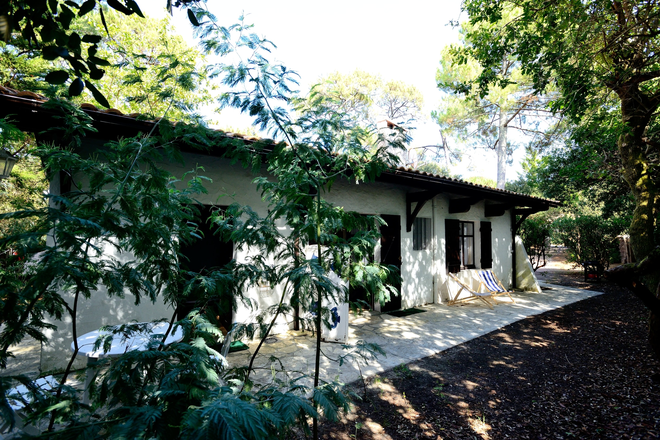 Dans la villa du Pyla, l'alignement des chambres 4, 5 et 6, de la salle de bains 2, de la douche extériure. Le tout donnant sur le jardin