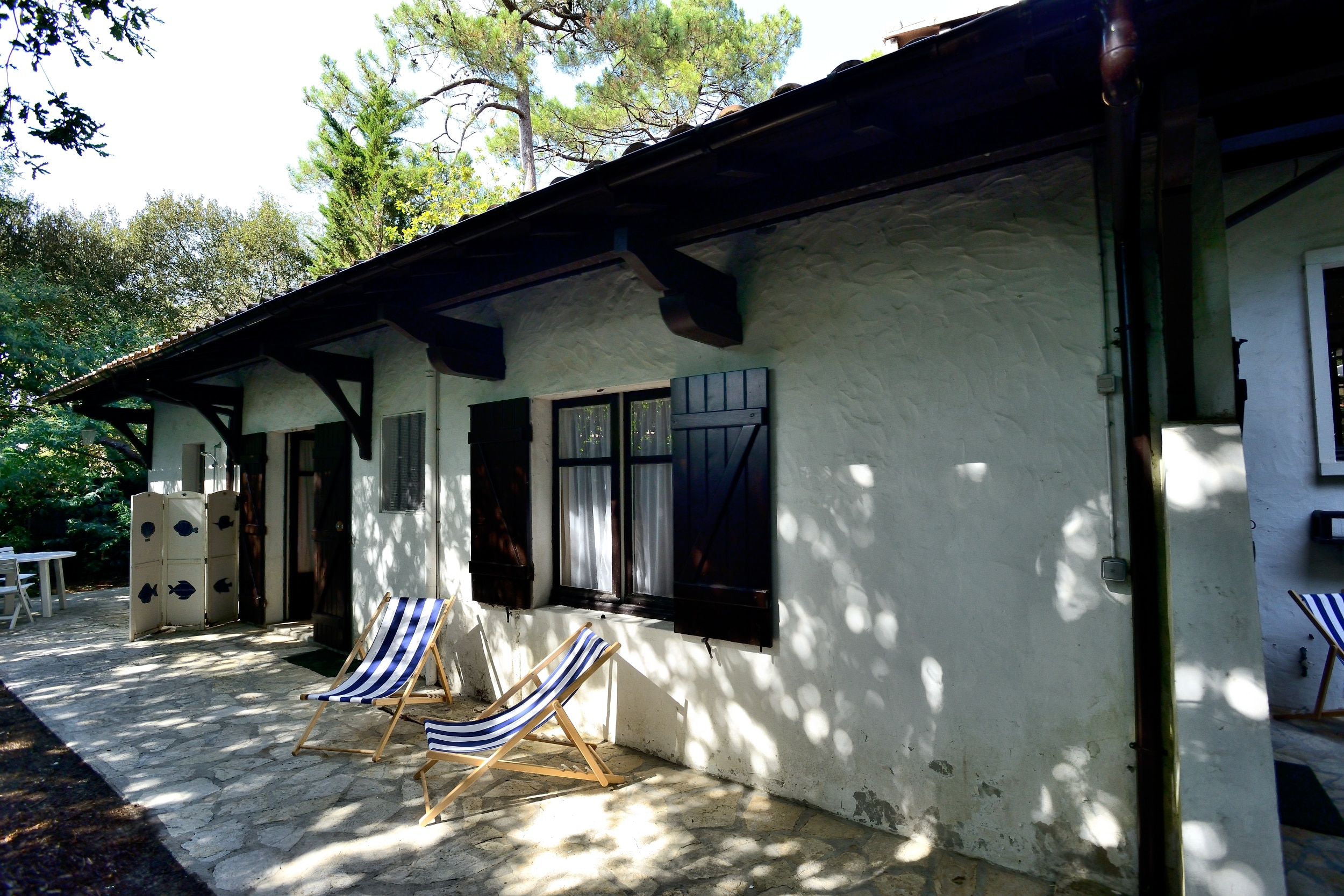 Dans la villa du Pyla, l'alignement des chambres 4, 5 et 6, de la salle de bains 2, de la douche extériure. Le tout donnant sur le jardin