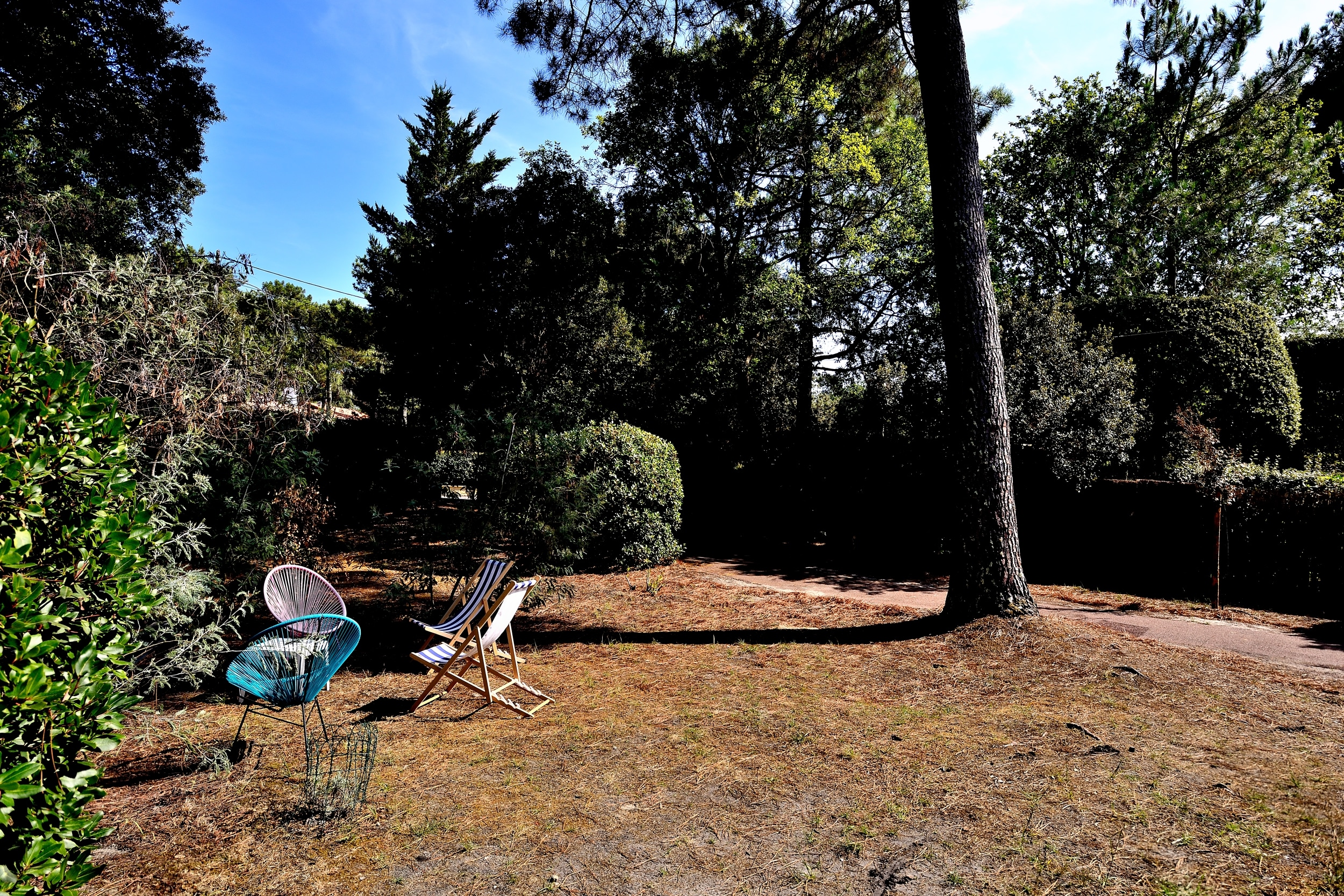 Le jardin de la villla avec vue sur le salon de jardin