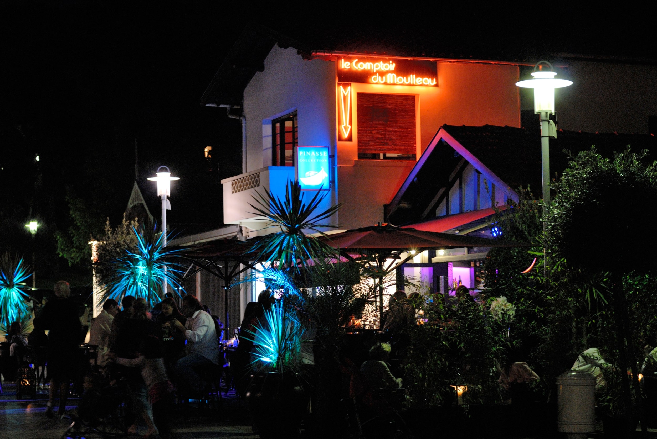 Le village du Moulleau de nuit avec vue sur les bars et restaurants